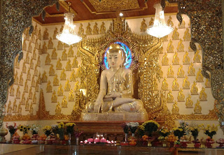 高约3米，重10吨的佛像据说是缅甸境外佛寺最大的坐佛。2012