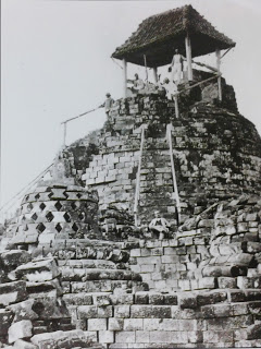 婆罗浮屠大佛塔上竟然建了卖茶水的凉亭。Photo source - Borobudur, Periplus Editions HK Ltd. 1990