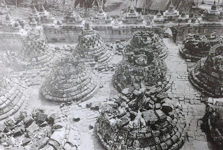 1908年荷兰工程师范艾乐（Theodor Van Erp）督导婆罗浮屠的部分修复工作前。Photo source - Borobudur, Periplus Editions HK Ltd. 1990