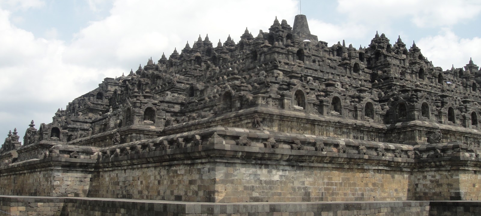 婆罗浮屠由十层巨石砌成金字塔形状